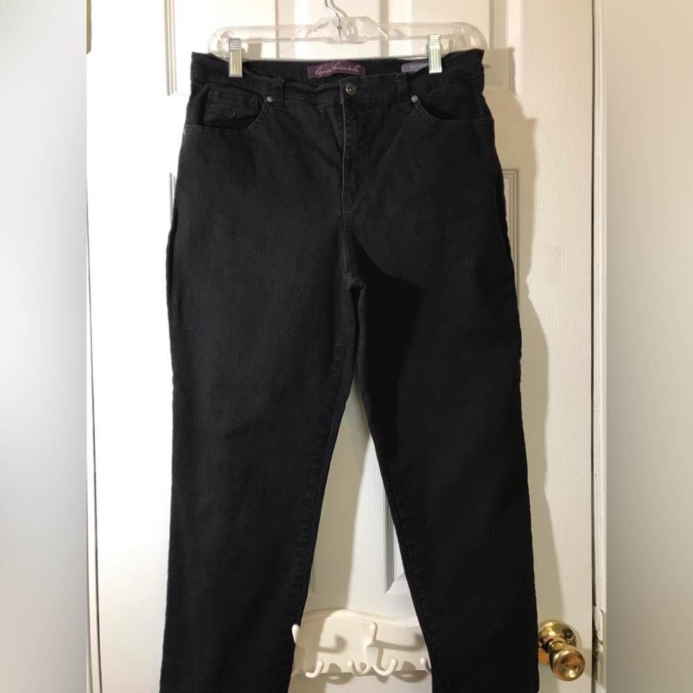 Gloria Vanderbilt black jeans size 10 cropped pants with cute back pockets